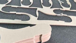 ケブラーミッドソールおよびアッパー素材用ホットメルト接着剤 – マルチマテリアル加工