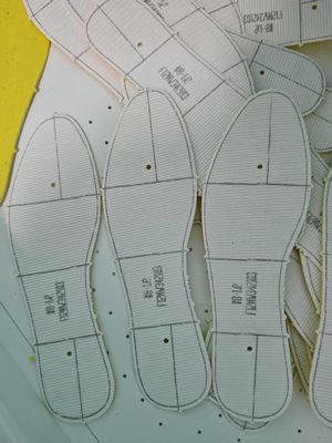 高精度コンピュータ制御シューズマーキングマシン 1200 x 900mm 作業領域のシューズ上部とバンプ